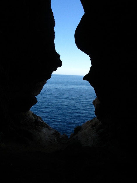 Pionowe ujęcie z wnętrza wejścia do jaskini Ghar in-Naghag na Wyspach Maltańskich na Malcie