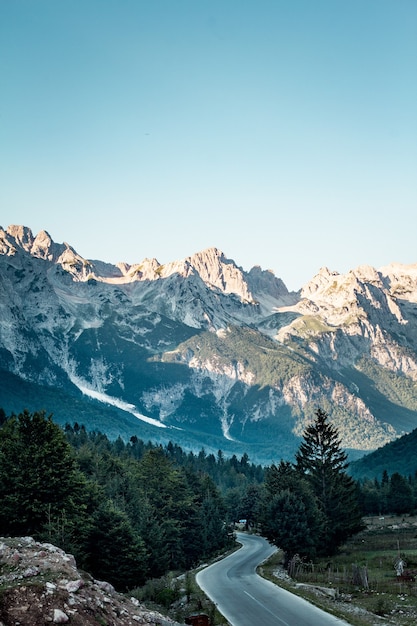 Pionowe ujęcie z wysokiego kąta Parku Narodowego Valbona Valley pod czystym, błękitnym niebem w Albanii