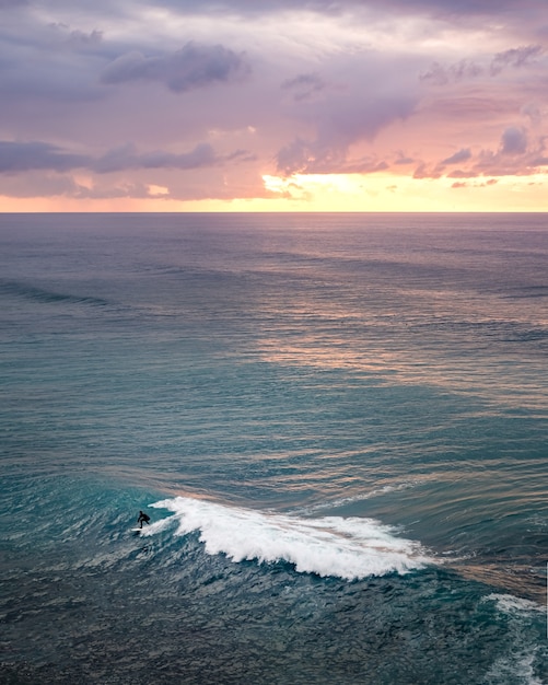 Pionowe ujęcie zapierającej dech w piersiach scenerii zachodu słońca nad oceanem