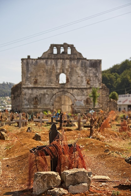 Pionowe ujęcie zrujnowanego kościoła na cmentarzu San Juan Chamula w Chiapas, Meksyk
