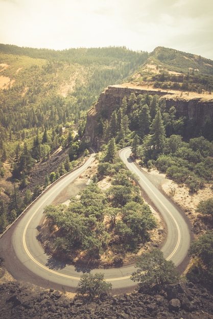 Pionowe wysoki kąt strzału Historycznej Columbia River Highway w stanie Oregon