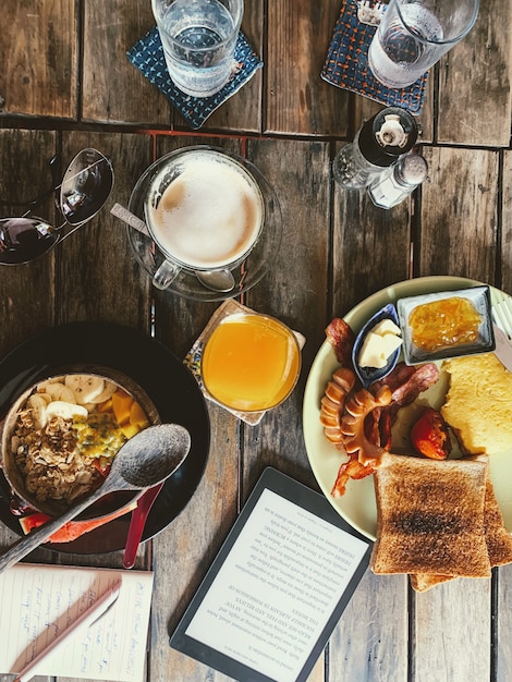 Bezpłatne zdjęcie pionowe wysoki kąt strzału tabeli śniadanie