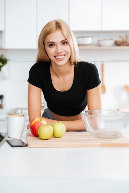 Bezpłatne zdjęcie pionowe zdjęcie kobiety w kuchni