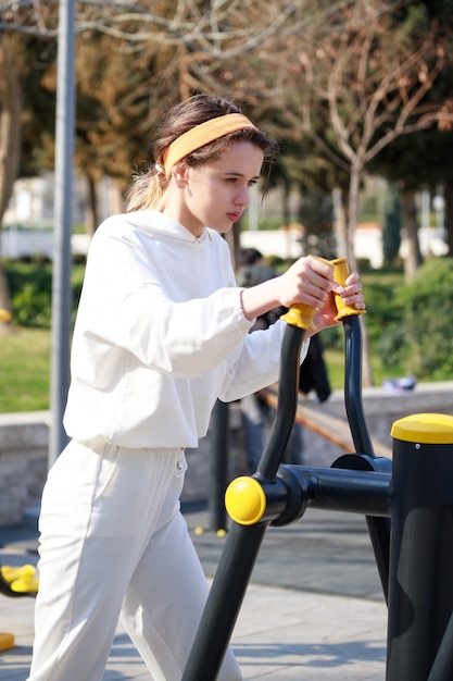 Pionowe Zdjęcie Młodego Sportowca Korzystającego Z Publicznej Siłowni Zdjęcie Wysokiej Jakości