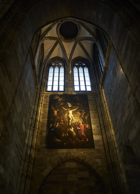 Pionowy niski kąt ujęcia wnętrza katedry św. Szczepana w Wiedniu w Austrii