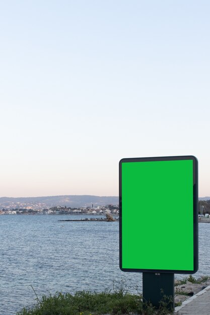Pionowy obraz zielonego ekranu dla reklam z widokiem na ocean, doskonałe miejsce na tekst