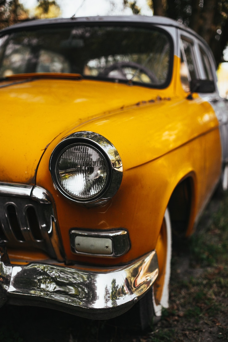 Bezpłatny plik Zdjęcie pionowy ujęcie starego żółtego samochodu vintage
