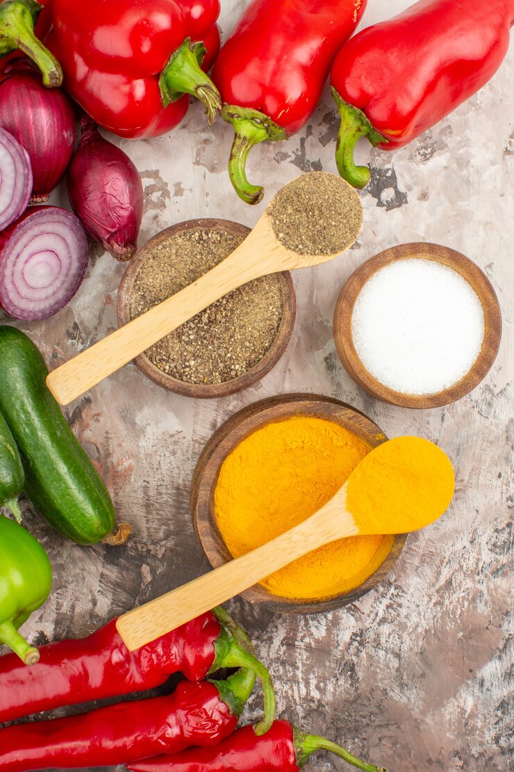 Bezpłatny plik Zdjęcie pionowy widok świeżych naturalnych organicznych warzyw i różnych przypraw