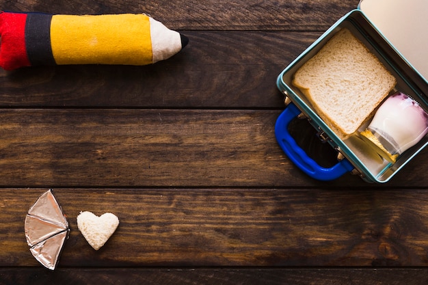 Piórnik leżący w pobliżu lunchbox