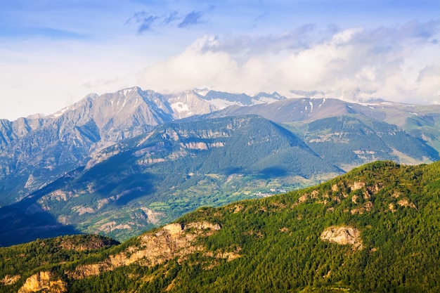 Pireneje w słoneczny dzień. Huesca, Aragon