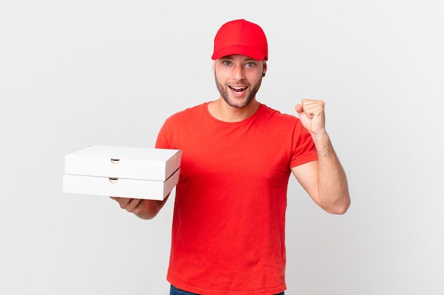 Pizza dostarcza mężczyzny zszokowanego, śmiejącego się i świętującego sukces