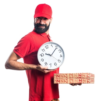 Pizza dostawy mężczyzna trzyma rocznika zegara