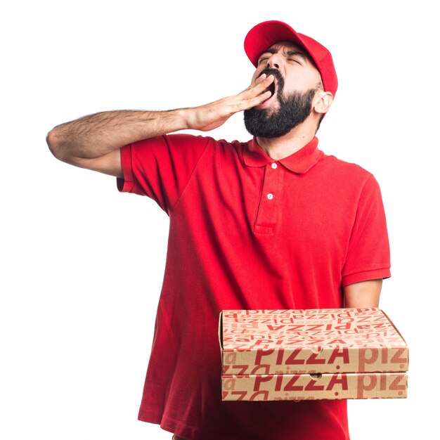 Bezpłatne zdjęcie pizza dostawy mężczyzna ziewanie