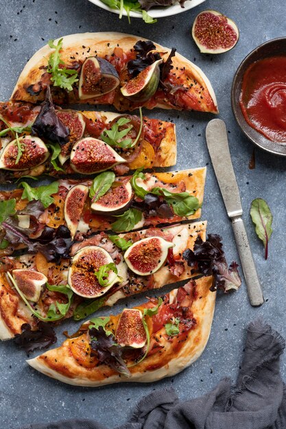 Pizza mozzarella figa i plasterki sałaty fotografia żywności płaskie leżał