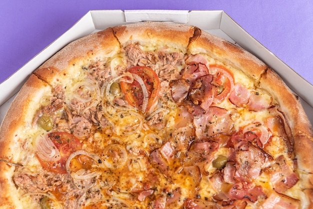 Pizza na stole w fioletowym kolorze