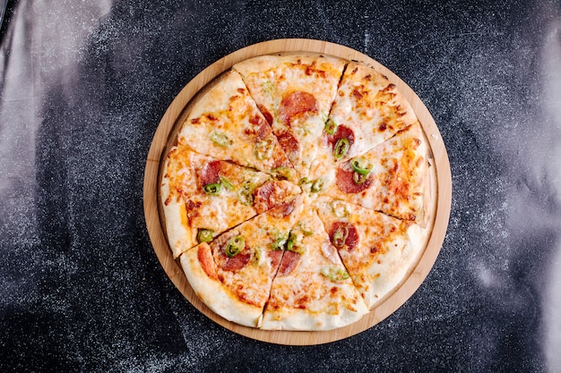 Pizza Pepperoni pokrojona w plastry.