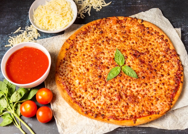 Pizza serowa pod wysokim kątem z sosem pomidorowym i mozzarellą
