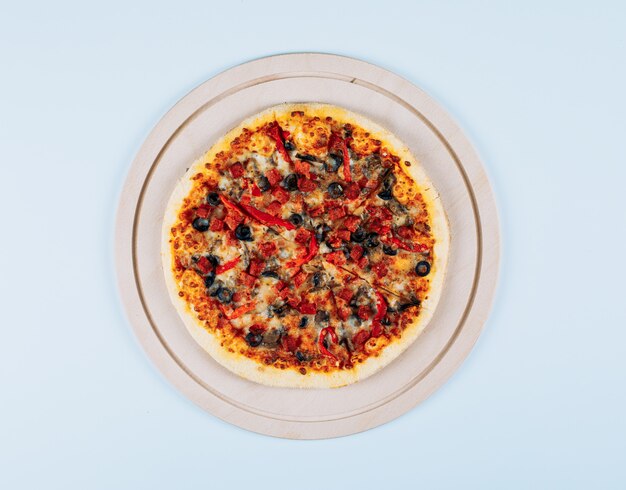 Pizza w pizzy deski odgórnym widoku na białym tle