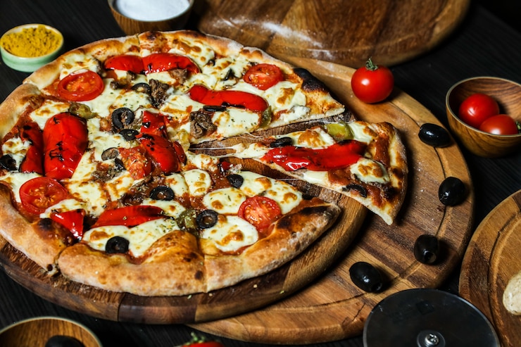 Bezpłatny plik Zdjęcie pizza z kiełbasą, pomidorem, serem, oliwkami i papryką
