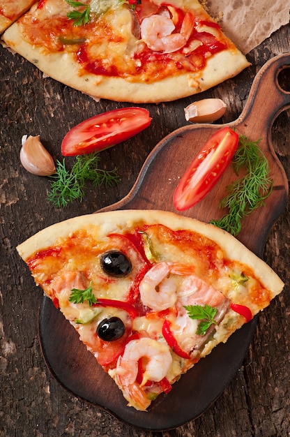 Bezpłatne zdjęcie pizza z krewetkami, łososiem i oliwkami