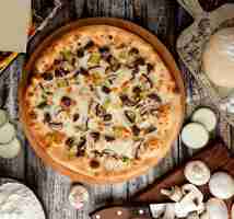 Bezpłatne zdjęcie pizza z mięsem i grzybami