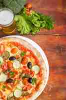 Bezpłatne zdjęcie pizza z papryką, oliwkami i serem