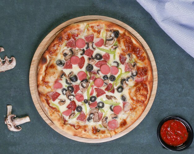 Pizza z siekaną kiełbasą, czarnymi oliwkami i sosem z czerwonego chili