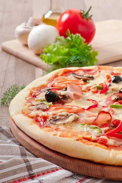 Pizza z szynką, pieczarkami i oliwkami