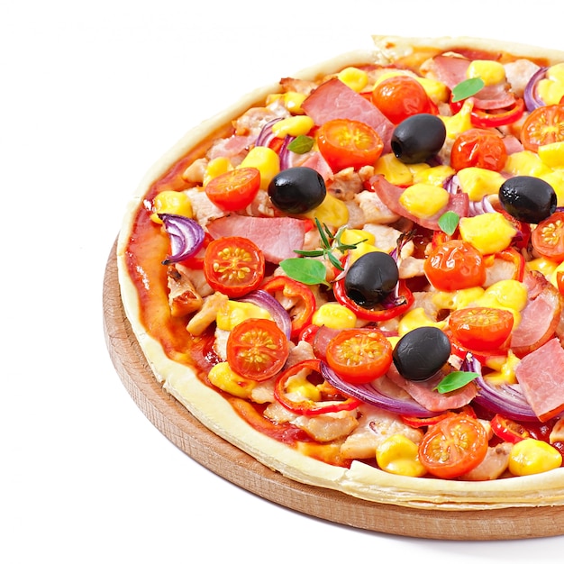 Pizza z warzywami, kurczakiem, baleronem i oliwkami odizolowywającymi na bielu