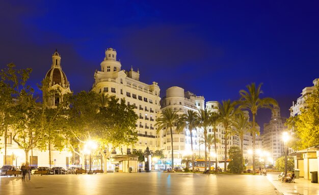 Plaça del Ajuntament w letni wieczór. Walencja