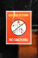 Bezpłatne zdjęcie plakat z symbolem i tekstem zakaz palenia