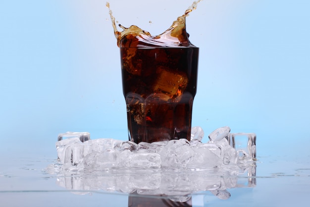 Bezpłatne zdjęcie plamy zimnego napoju cola