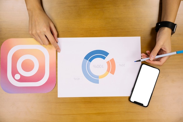 Bezpłatne zdjęcie planowanie media społecznościowe analizując wykres aplikacji instagram