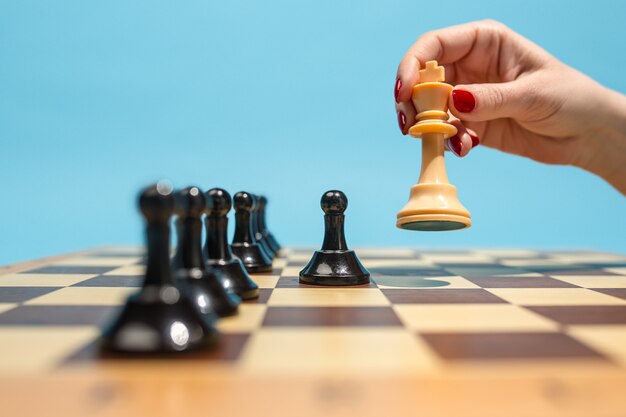 Plansza szachowa i koncepcja pomysłów biznesowych i konkurencji.
