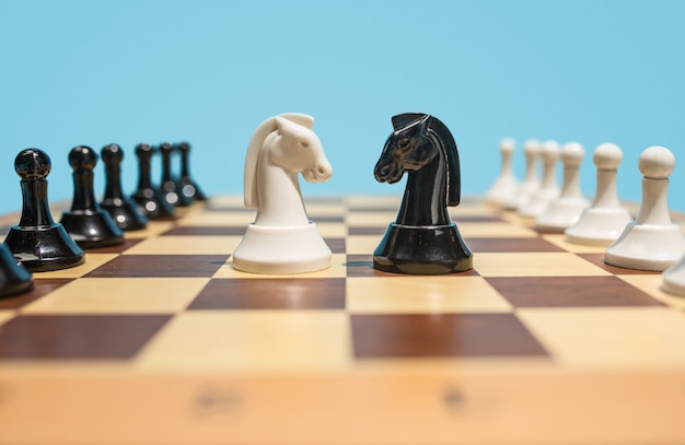 Plansza szachowa i koncepcja pomysłów biznesowych i konkurencji.