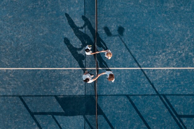 Płascy świeccy grający w tenisa wiosłowego