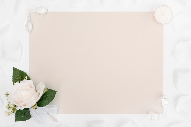 Bezpłatne zdjęcie płaska karta ślubna świeckich z dekoracją z białego kwiatu