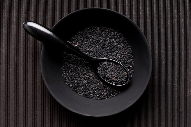 Płaska kompozycja czarnych nasion w talerzu