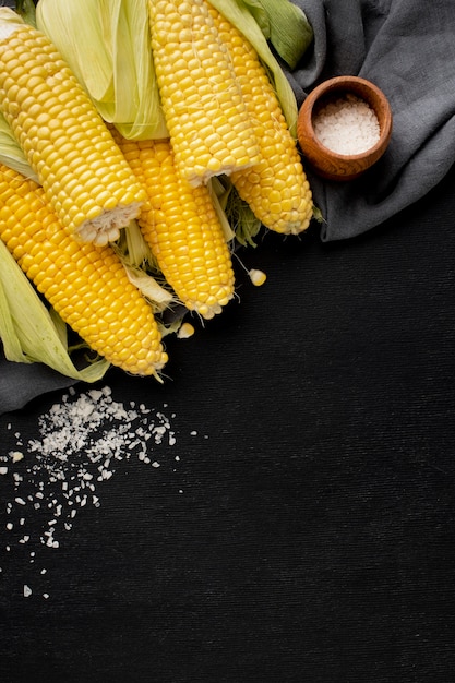 Bezpłatne zdjęcie płaska kompozycja pysznej kukurydzy z miejsca na kopię