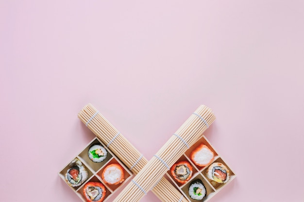 Bezpłatne zdjęcie płaska kompozycja świeckich sushi z copyspace