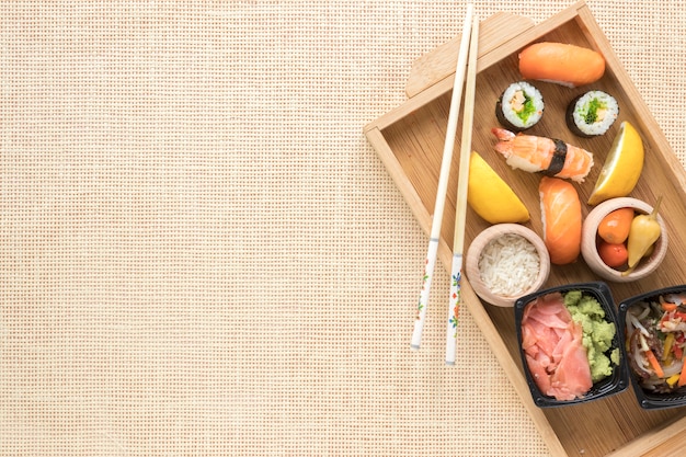 Płaska kompozycja świeckich sushi z copyspace