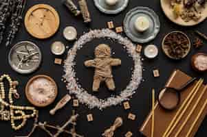 Bezpłatne zdjęcie płaska lalka voodoo i układanie ezoterycznych przedmiotów