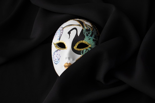 Bezpłatne zdjęcie płaska maska teatralna martwa natura