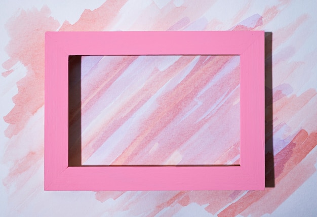 Bezpłatne zdjęcie płaska różowa ramka na malowanym tle