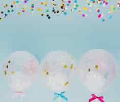 Bezpłatne zdjęcie płaska świecka dekoracja imprezowa z balonami i konfetti