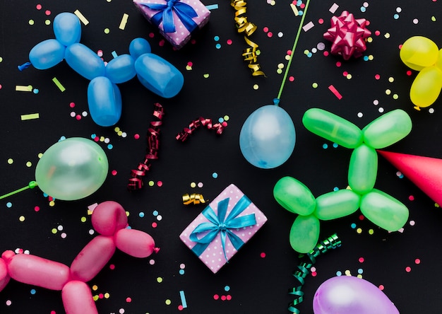 Płaska świecka dekoracja z balonami i prezentami
