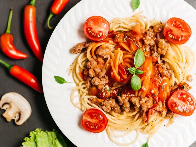 Płaska świeża kompozycja makaronu bolognesa