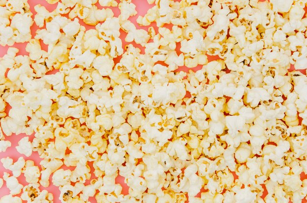 Płaska świeża kompozycja popcornu do koncepcji kina