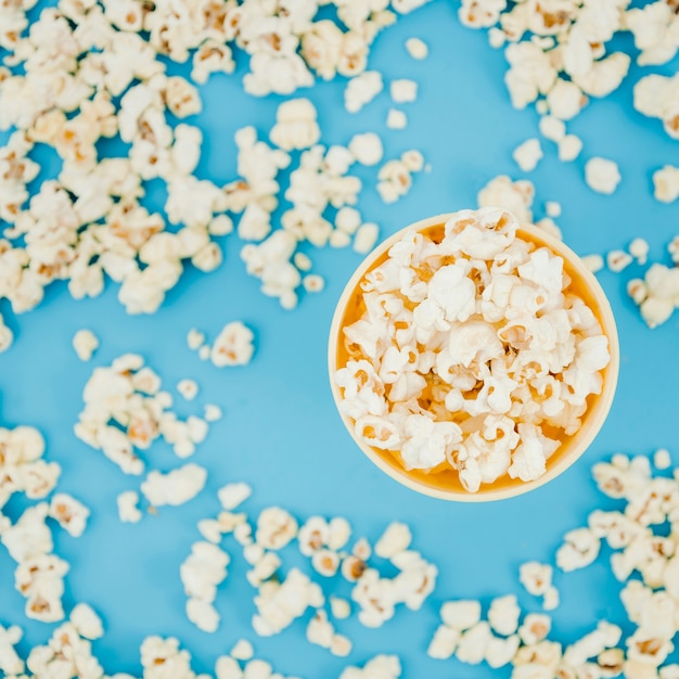 Bezpłatne zdjęcie płaska świeża kompozycja popcornu do koncepcji kina