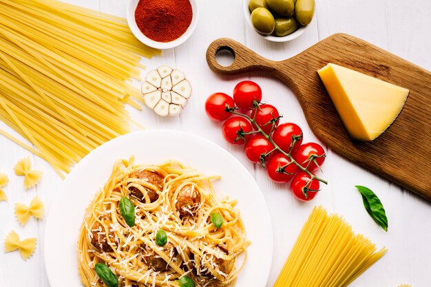 Płaska świeża kompozycja włoskiego jedzenia